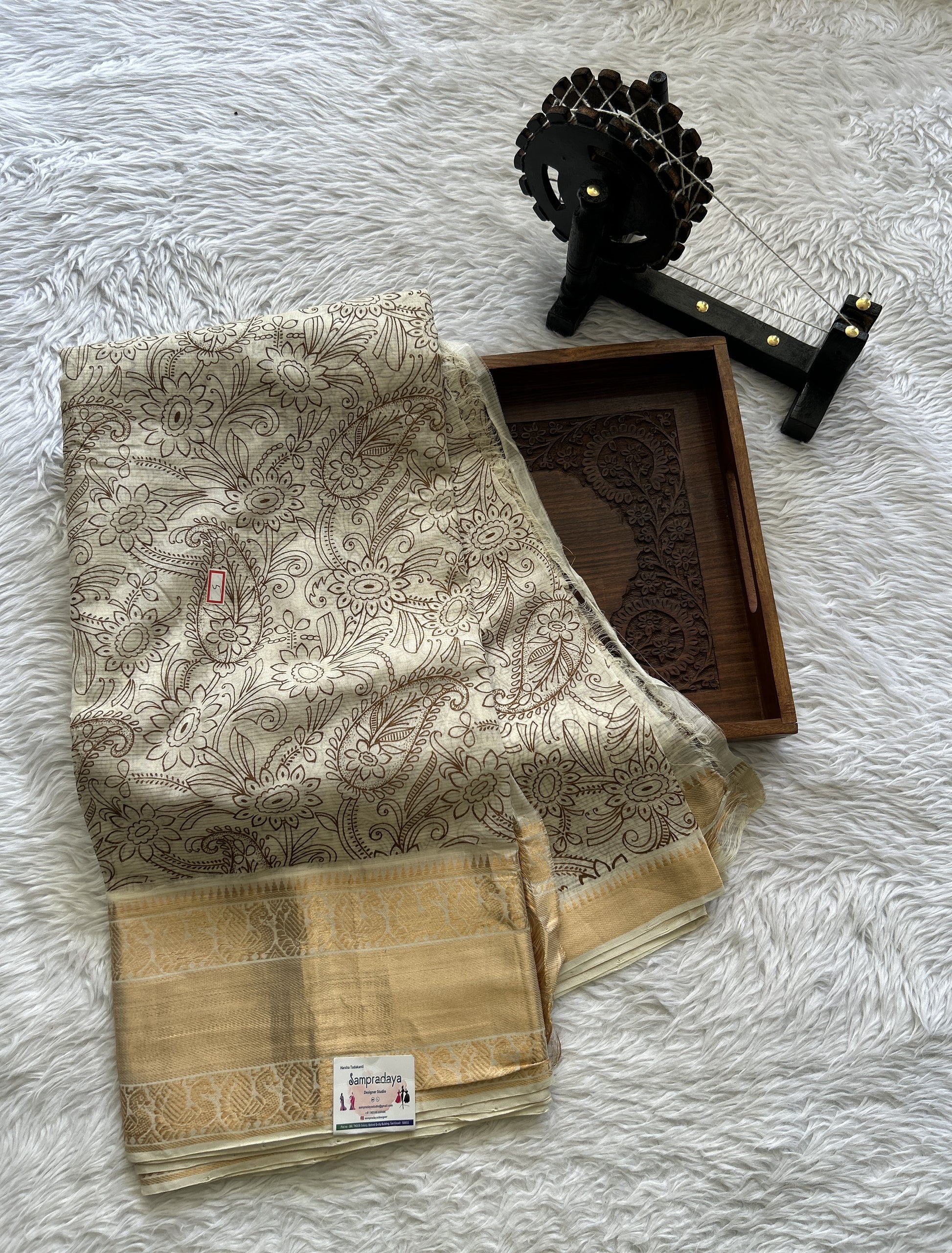 Mangalagiri Pen Kalamkari Saree Off White colored complemented with a Zari border - Sampradaya Designer Studio